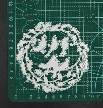Holly Wreath with Birds Metal Cutting Die , Card Making, Scrapbooking B9