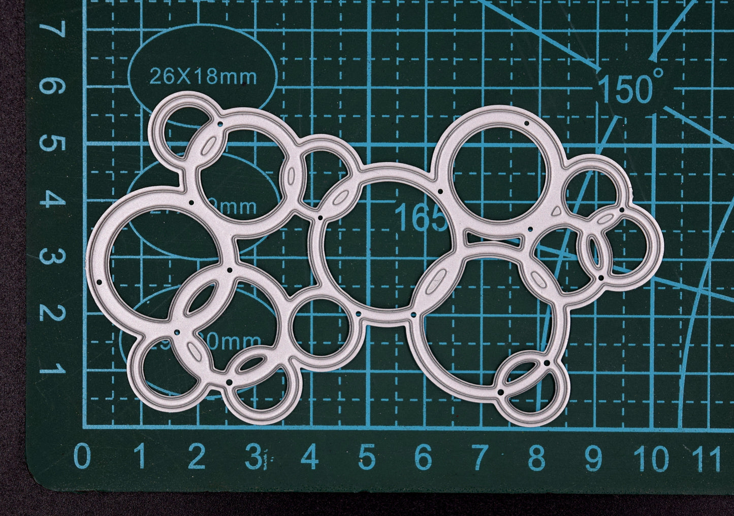 Bubble background metal cutting die size reference on cutting mat