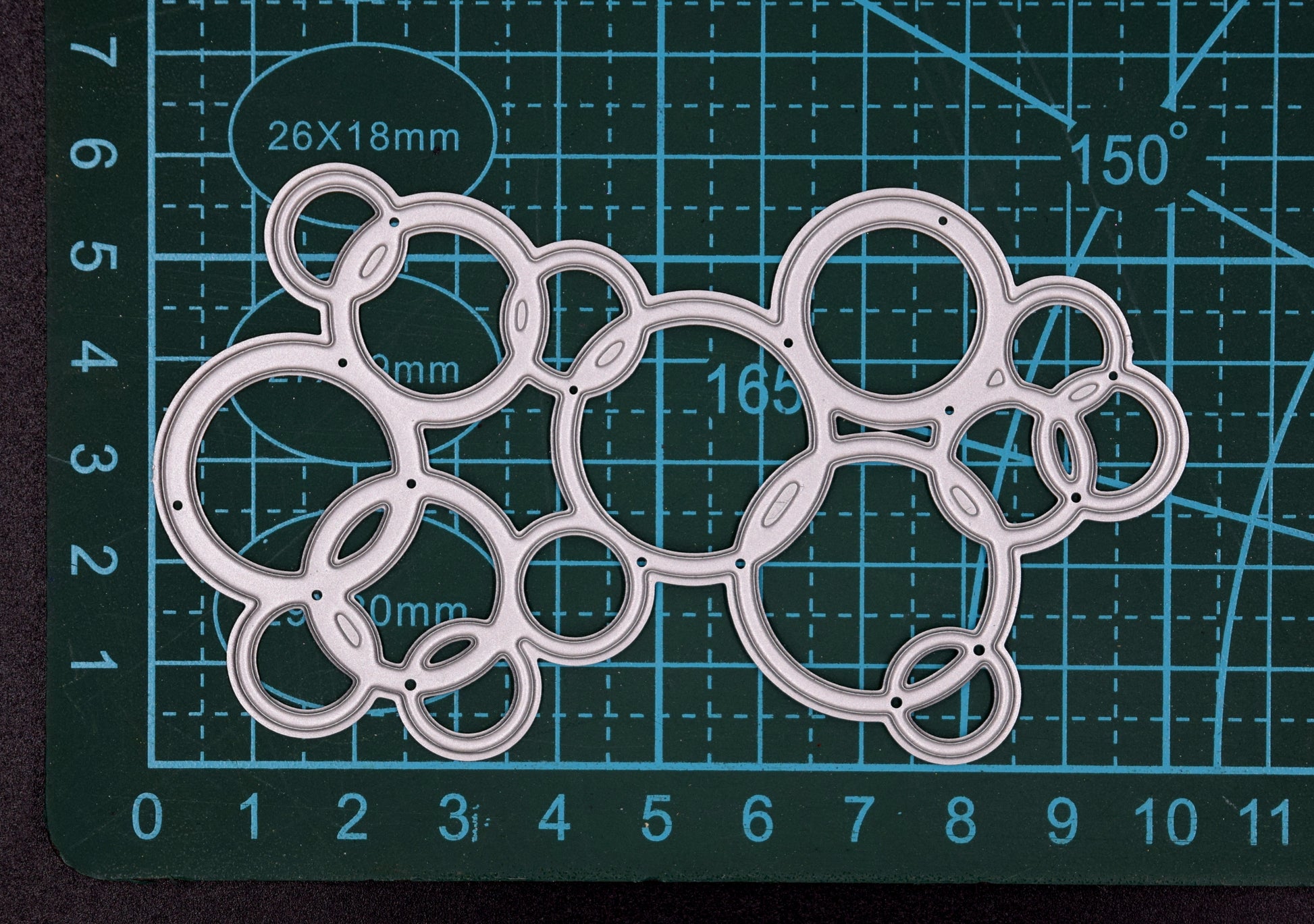 Bubble background metal cutting die size reference on cutting mat
